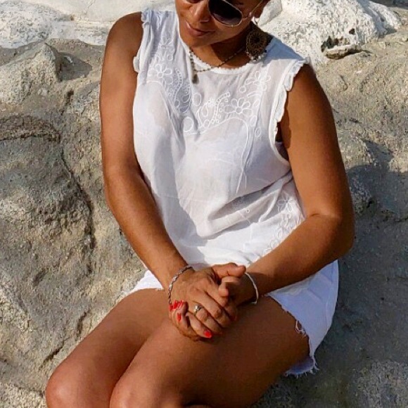 Ivory Sleeveless blouse w/round neck & lace detail - Picture 3 of 8